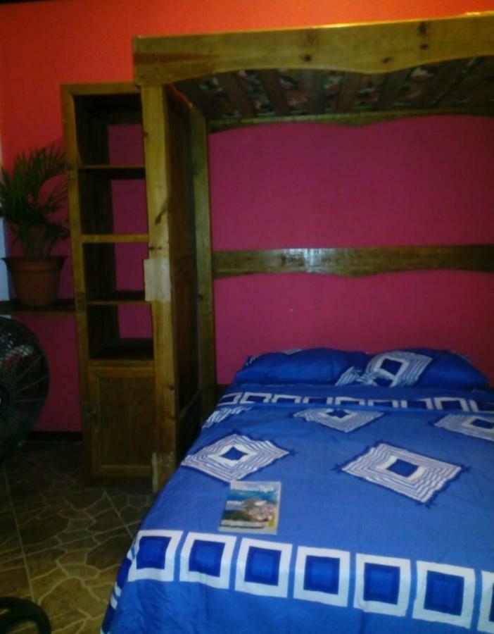 The Venue - Utila Hostel Exterior photo